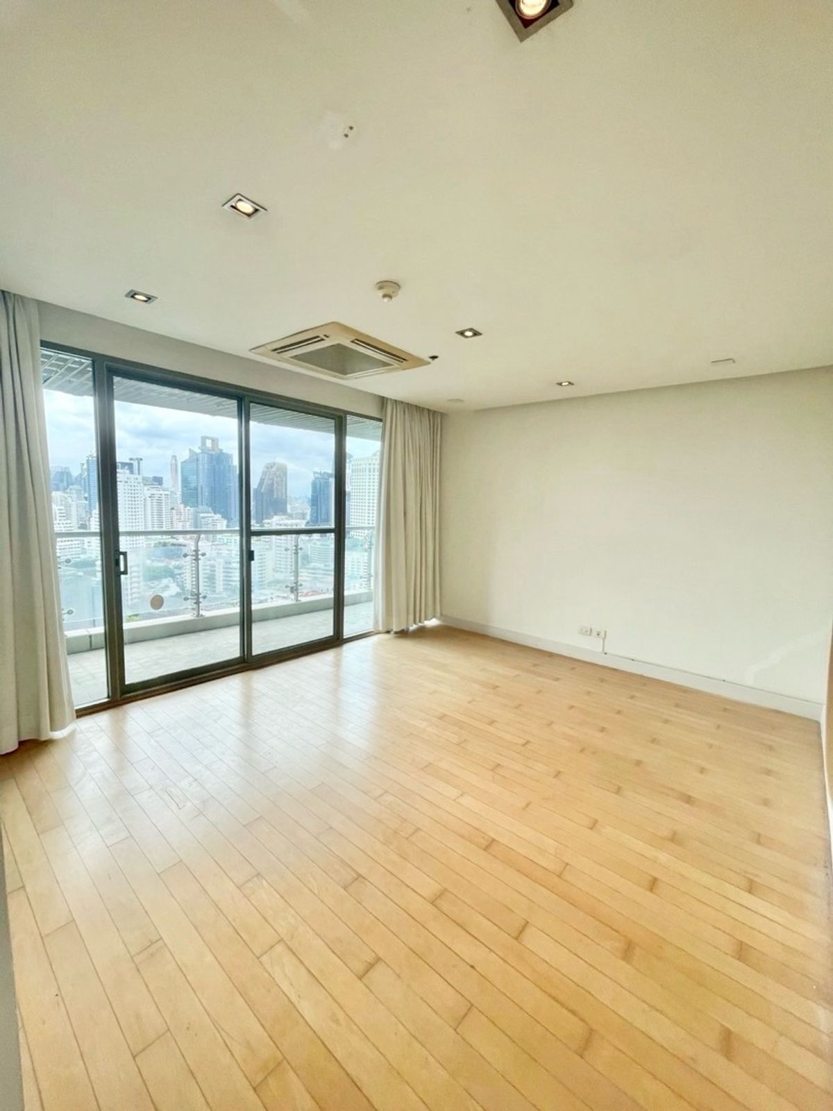 ขายคอนโดสุขุมวิท อโศก ทองหล่อ : ✨ Rare Unit – Spectacular Lake & City Views ✨3 Bed 3 Bath 414.5 sqm 
