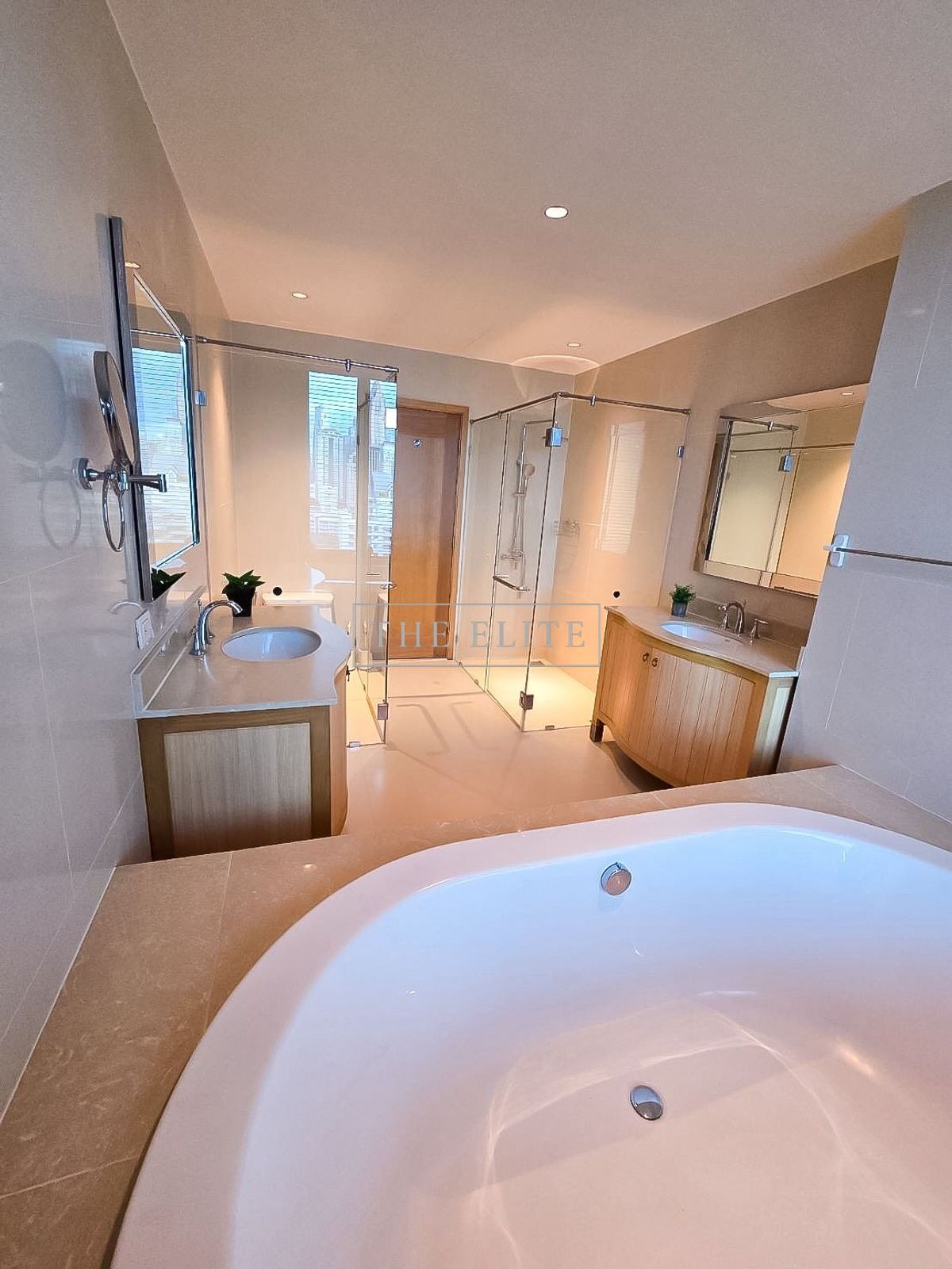 For SaleCondoSathorn, Narathiwat : ✨ Big room, fully decorated, all in one place, The Empire Place Sathorn, very good location. City view in the heart of the CBD, ready to occupy 💯