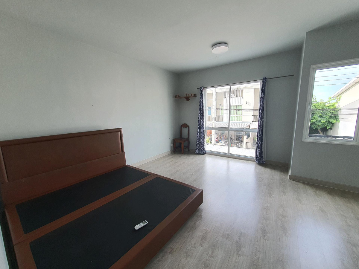 For RentTownhomePhutthamonthon, Salaya : Townhome for rent, good location, travel only 10 minutes to Mahidol University, Salaya, 3 air conditioners.