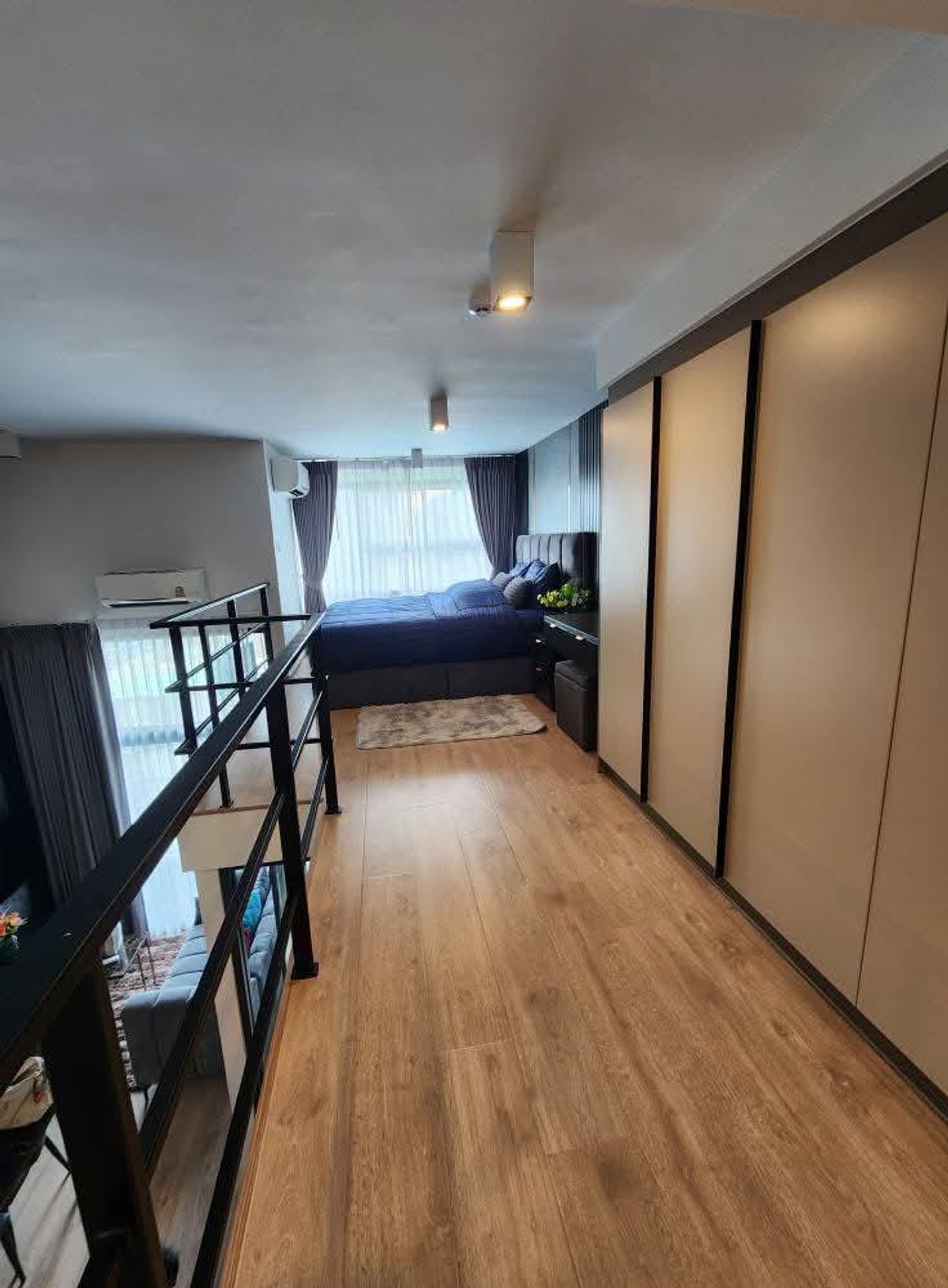 ให้เช่าคอนโดพระราม 9 เพชรบุรีตัดใหม่ RCA :  🎉ปล่อยเช่า 🎉 🏢Condo Ideo Rama9 Asoke🏢 ✅️New room ห้องใหม่ ซื้อมาได้แค่ 1ปีค่ะ ✅️ห้องDuplex ห้องสไตล์ lofe แบบ 2 ชั้น - 2ห้องนอน - 1ห้องน้ำ - ขนาด52ตร.ม ชั้น30 ✅️ พร้อมเข้าอยู่ได้เลย ✅️ ราคาเช่า 42,000บาท/เดือน 