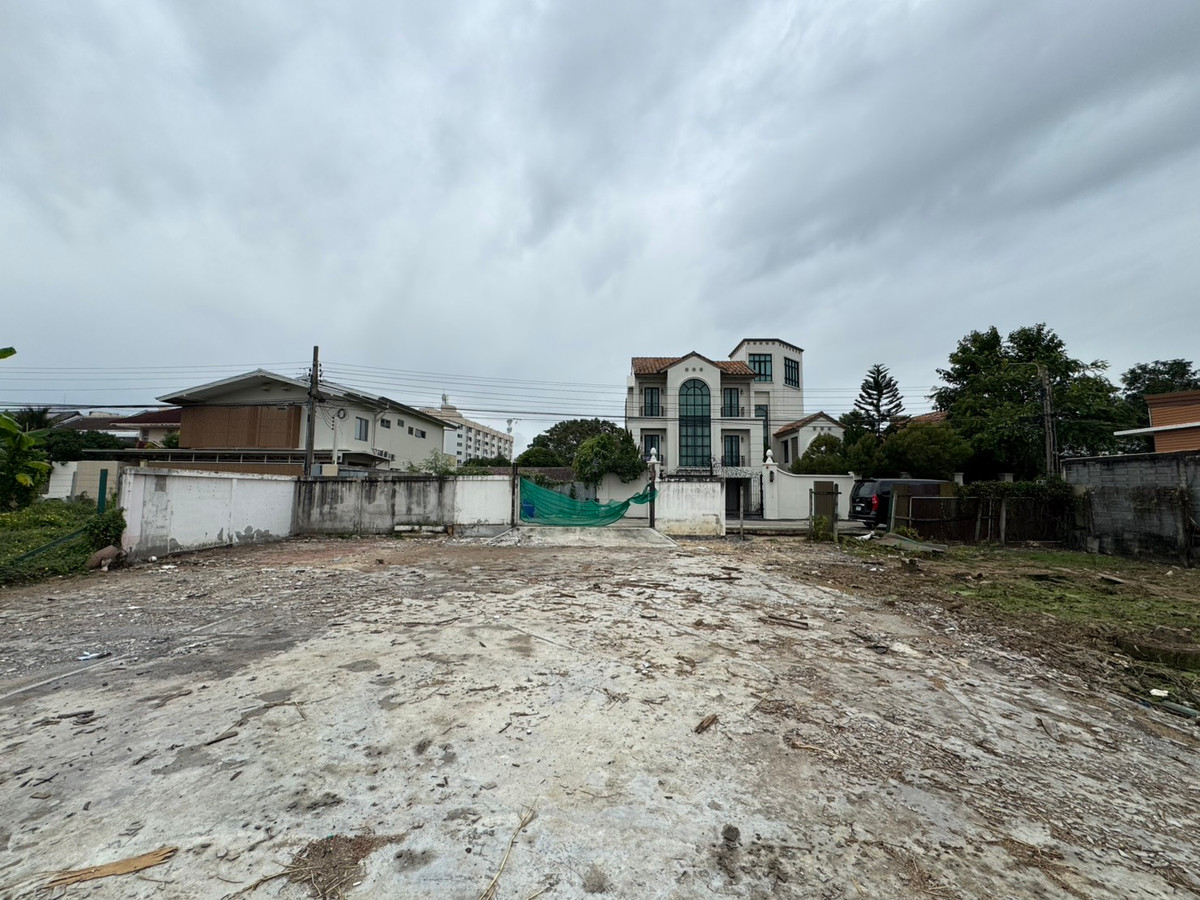 For SaleLandYothinpattana,CDC : ***Owner sells himself*** Land 192 sq m., Ramintra 61, Intersection 14 (Military Welfare Village), accessible via Ramintra 59.