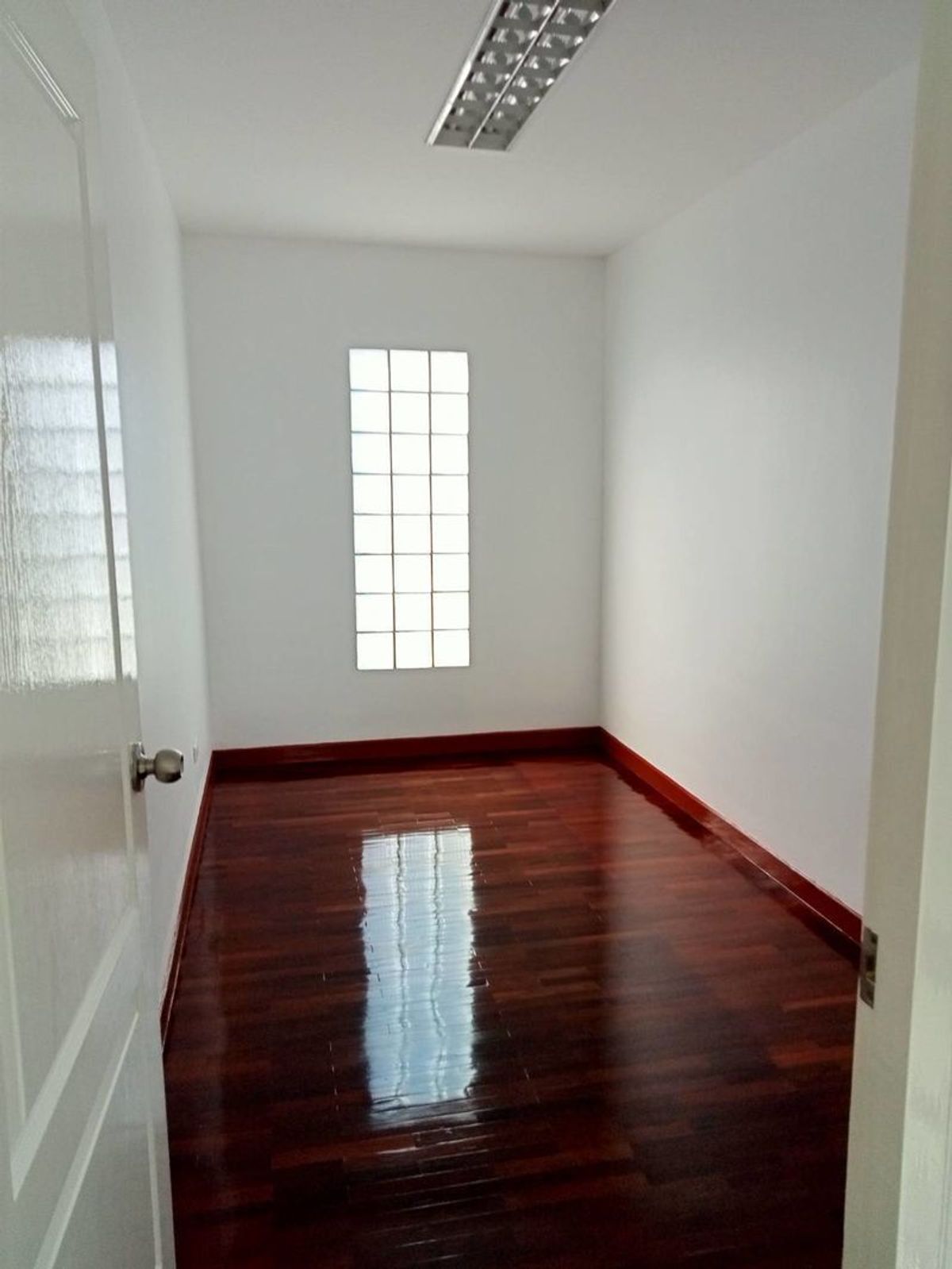 For SaleHome OfficePattanakan, Srinakarin : 🔥Home Office Krungthep Kreetha 25 Cheap price, corner plot, next to the road, 4 lanes, opposite Wellington International School.