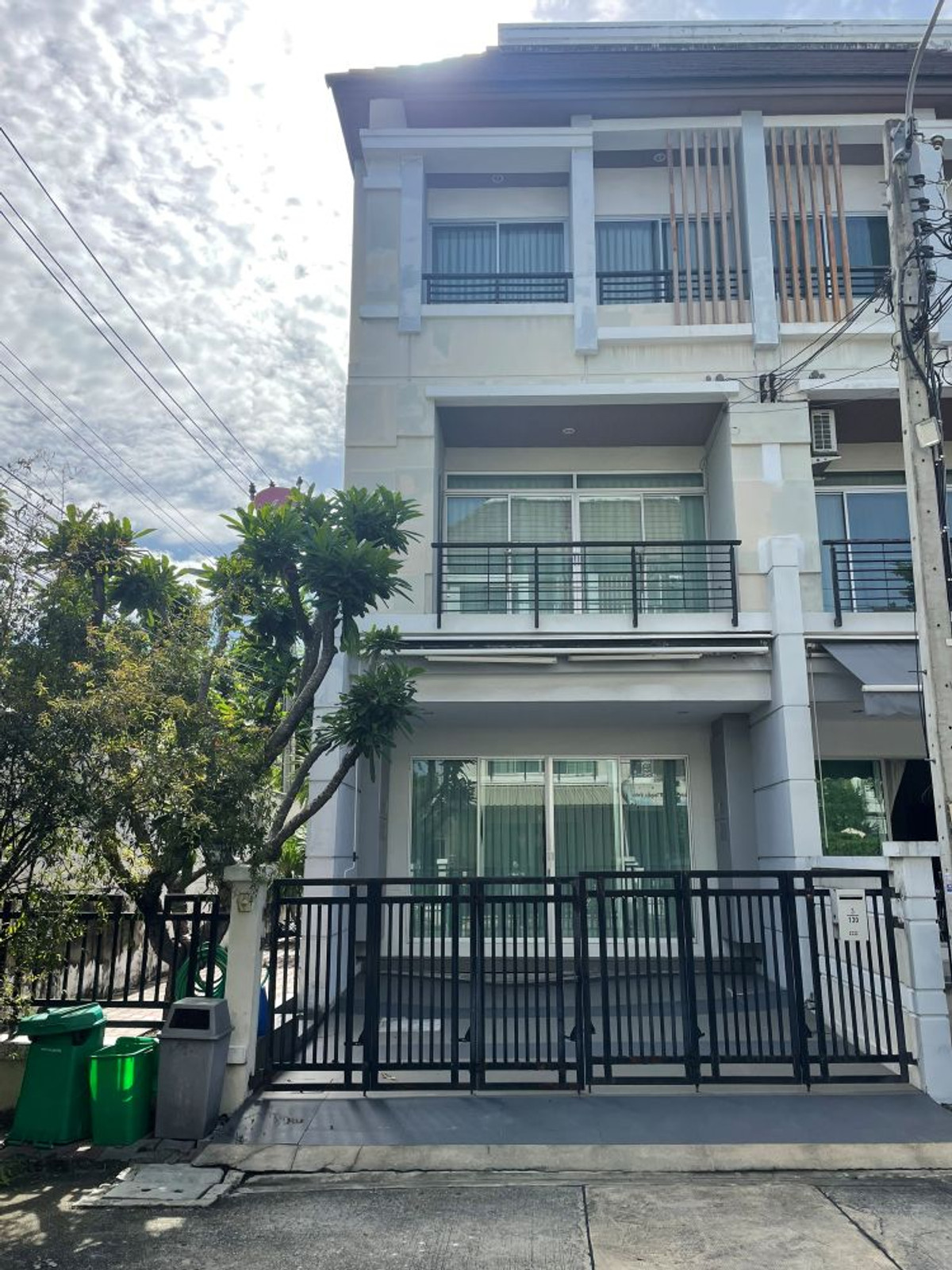 ขายทาวน์โฮมลาดกระบัง สุวรรณภูมิ : ขายทาวน์โฮม 3 ชั้น บ้านกลางเมือง เออร์บาเนี่ยน ศรีนครินทร์ หลังริม ทำเลดี เดินทางสะดวก ใกล้รถไฟฟ้าสถานีสวนหลวง ร.9   