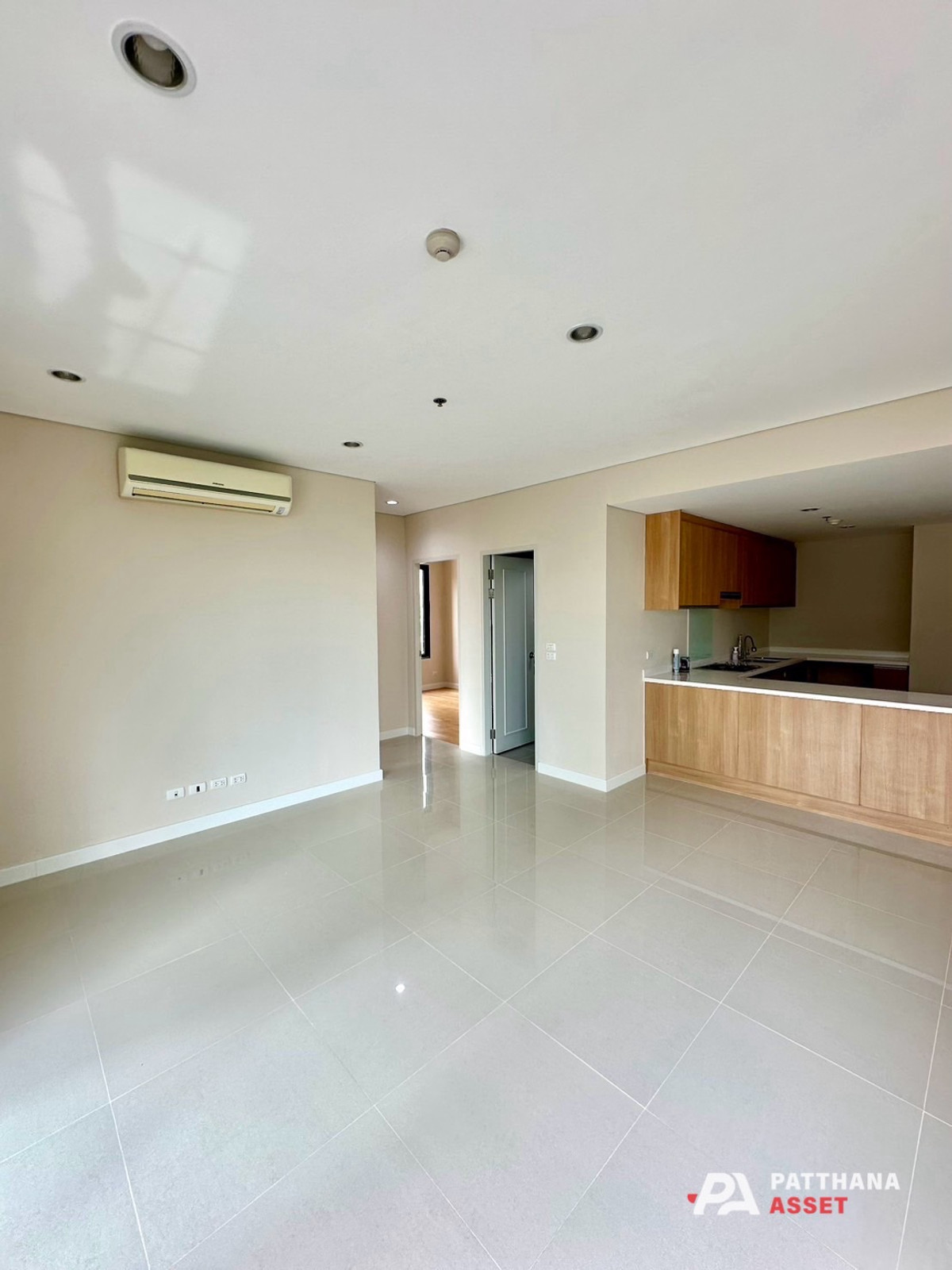 ขายคอนโดพระราม 9 เพชรบุรีตัดใหม่ RCA : ขาย 2ห้องนอน ใหม่ ไม่เคยอยู่ ทำเล อโศก เพชรบุรี ใกล้แหล่งออฟฟิศ โรงเรียน เดินทางสะดวกทั้ง MRT Airport-link และทางด่วน  