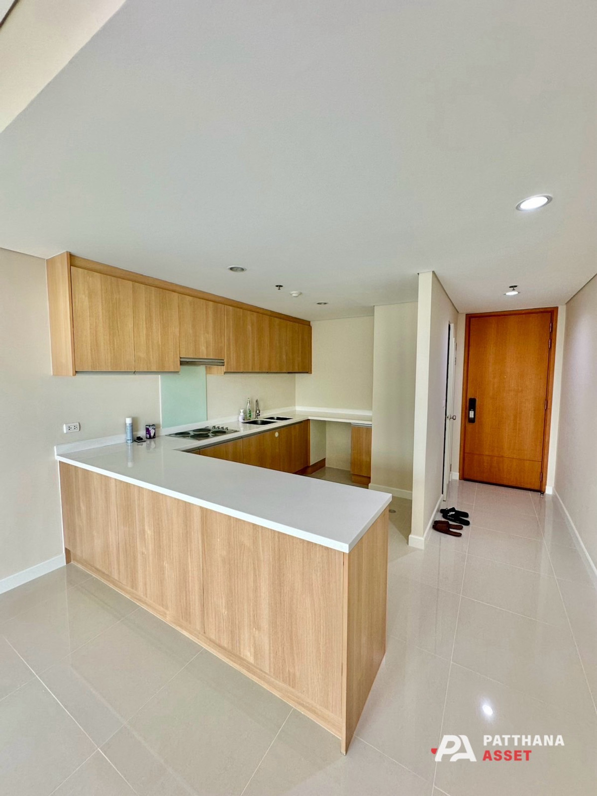 ขายคอนโดพระราม 9 เพชรบุรีตัดใหม่ RCA : ขาย 2ห้องนอน ใหม่ ไม่เคยอยู่ ทำเล อโศก เพชรบุรี ใกล้แหล่งออฟฟิศ โรงเรียน เดินทางสะดวกทั้ง MRT Airport-link และทางด่วน  