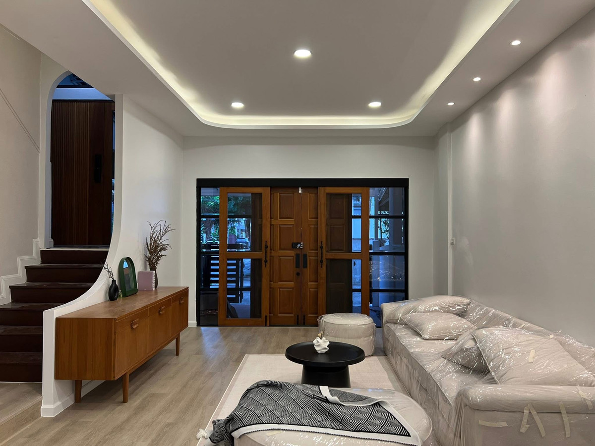 ให้เช่าทาวน์โฮมอ่อนนุช อุดมสุข : Townhouseพระโขนง สุขุมวิท71 (ปรีดี35)  รีโนเวทใหม่ 5ห้องนอน 4ห้องน้ำ ใกล้BTSพระโขนง ทำโฮมออฟฟิศได้
