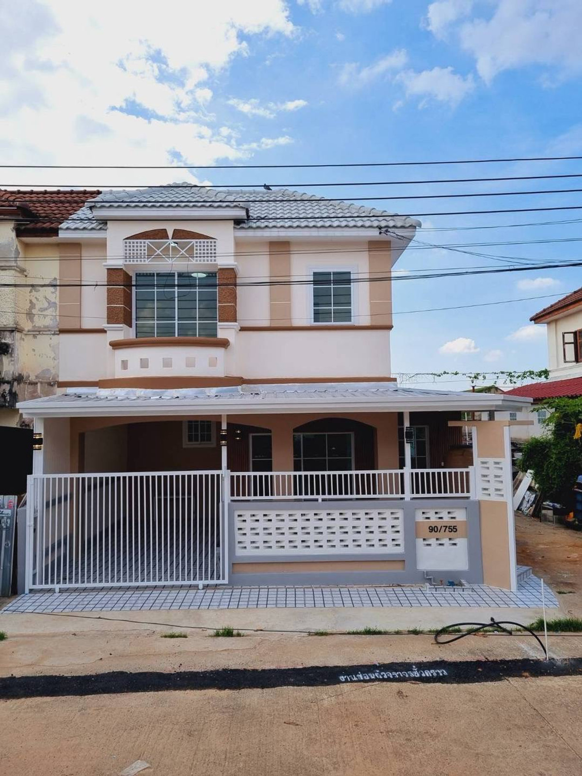 For SaleTownhomeNonthaburi, Bang Yai, Bangbuathong : House for sale, Piyawararom 1, Bang Kruai-Sai Noi Road, 2-story townhouse, corner unit, newly decorated, ready to move in. The back of the house is not attached to anyone. Selling price is only 2,890,000 baht, free transfer.