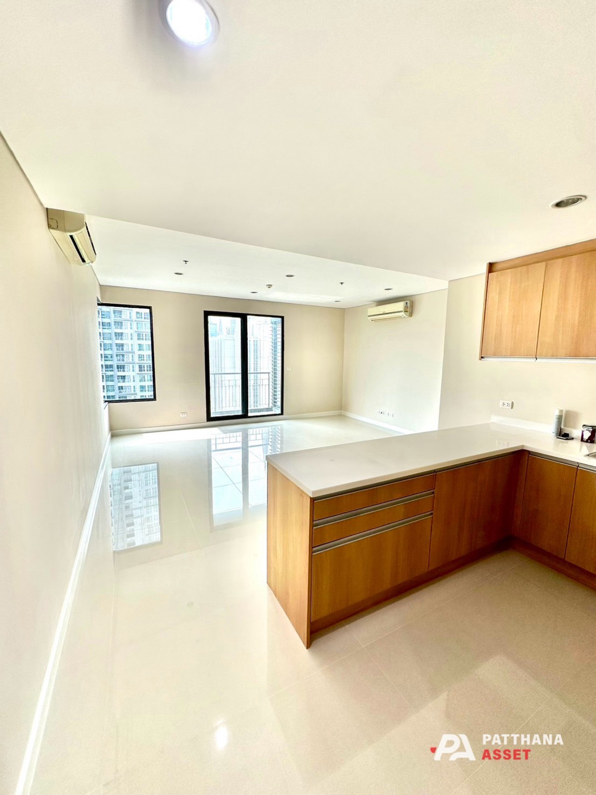 ขายคอนโดพระราม 9 เพชรบุรีตัดใหม่ RCA : ขาย 2ห้องนอน ใหม่ ไม่เคยอยู่ ทำเล อโศก เพชรบุรี ใกล้แหล่งออฟฟิศ โรงเรียน เดินทางสะดวกทั้ง MRT Airport-link และทางด่วน  