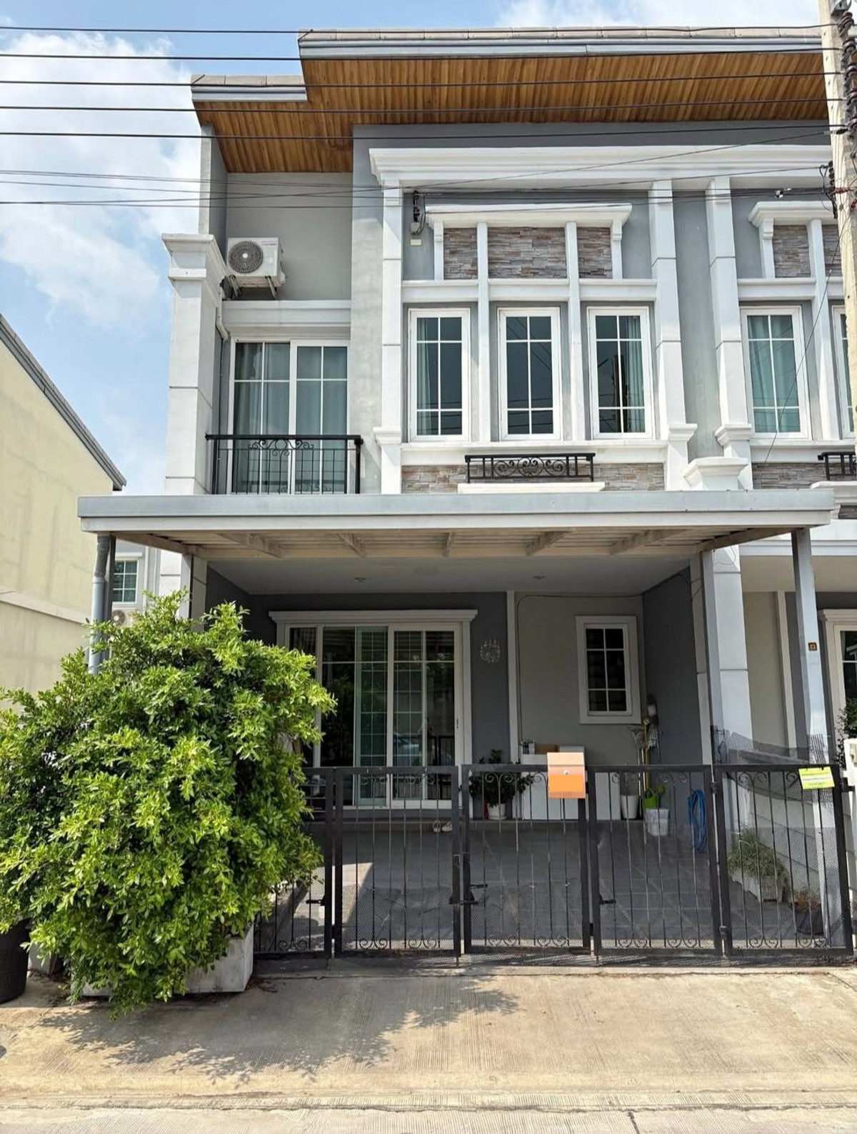 ให้เช่าทาวน์โฮมลาดกระบัง สุวรรณภูมิ : ให้เช่า ทาวน์เฮ้าส์ 2 ชั้น หลังมุม ม.โกลเด้นทาวน์3 บางนา สวนหลวง บ้านสวย เฟอร์นิเจอร์ครบ ราคา 24,000 บาท