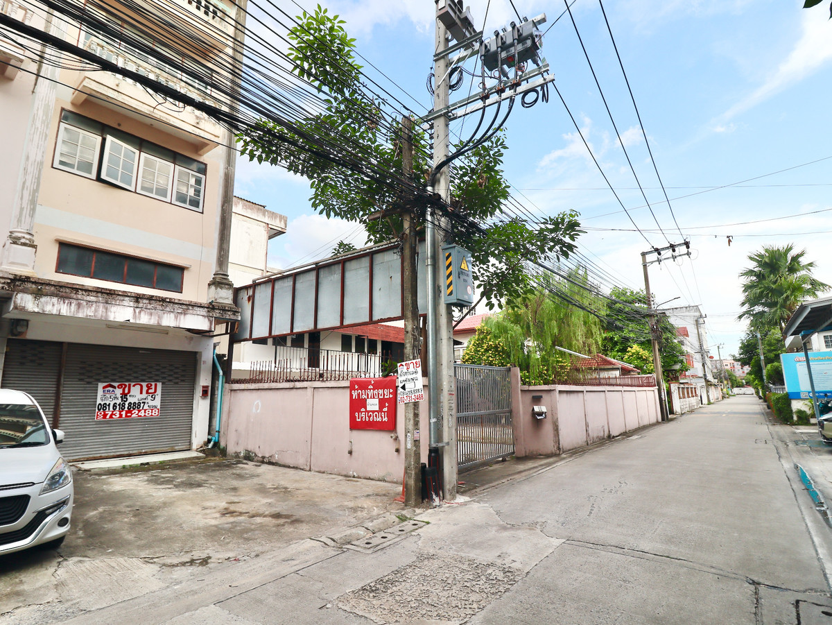 For SaleShop HouseChokchai 4, Ladprao 71, Ladprao 48, : 5 story shophouse for sale Soi Lat Phrao 106, good location, auspicious number, 2 minutes walk to BTS Lat Phrao 83.