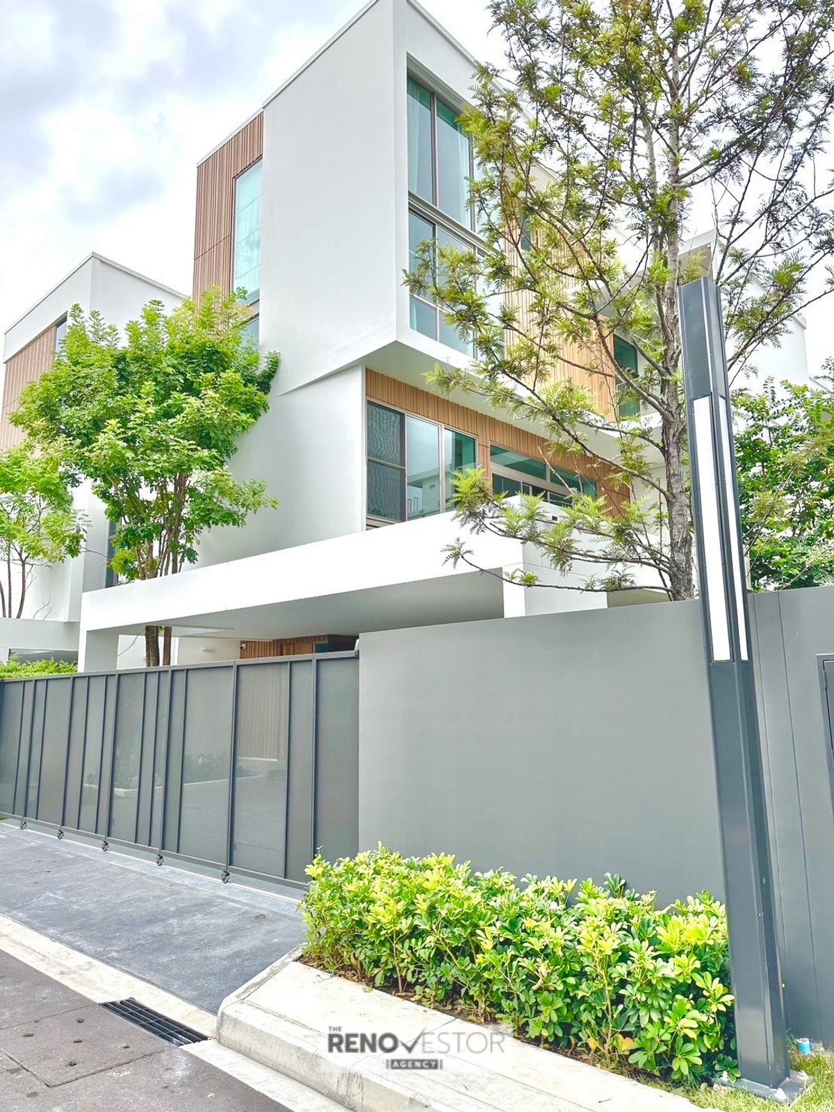 บ้านพัฒนาการ ศรีนครินทร์ : ด่วน ขาย/ให้เช่า🏡 Luxury Home for Rent & Sale — VIVE Rama 9🌿