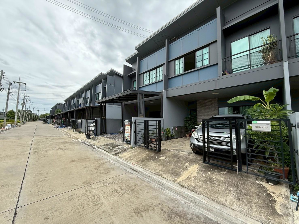 ให้เช่าทาวน์โฮมปทุมธานี รังสิต ธรรมศาสตร์ : บ้านทาวน์โฮมให้เช่า พร้อมเข้าอยู่ !!! ทาวน์โฮม 2 ชั้น สิริ เพลส รังสิต (Siri Place Rangsit) ปทุมธานี 20.7 ตร.ว เดินทางสะดวก ใกล้ทางด่วนบางพูน ถนนรังสิต–ปทุมธานี ถนนวิภาวดี ปทุมธานี