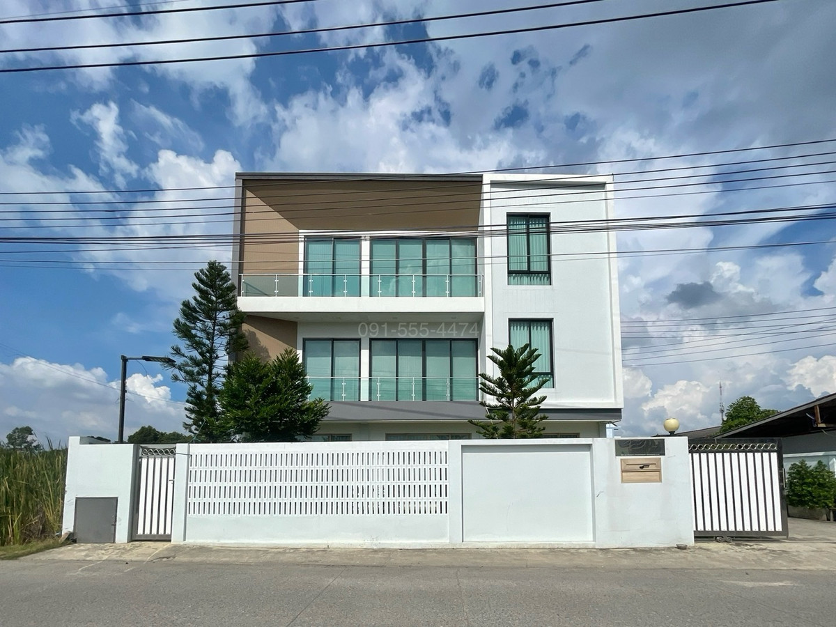ขายโฮมออฟฟิศปทุมธานี รังสิต ธรรมศาสตร์ : 🌟🏡ขายโฮมออฟฟิศ 3 ชั้น พร้อมพื้นที่จอดรถมากกว่า 10 คัน บนที่ดินเกือบ 1 ไร่ ซอยวัดบ่อทอง ลาดหลุมแก้ว ปทุมธานี 
เหมาะสำหรับอยู่อาศัยครอบครัวใหญ่ หรือเปิดออฟฟิศ ทำธุรกิจ สำนักงาน โกดังขนาดย่อม🌿✨
