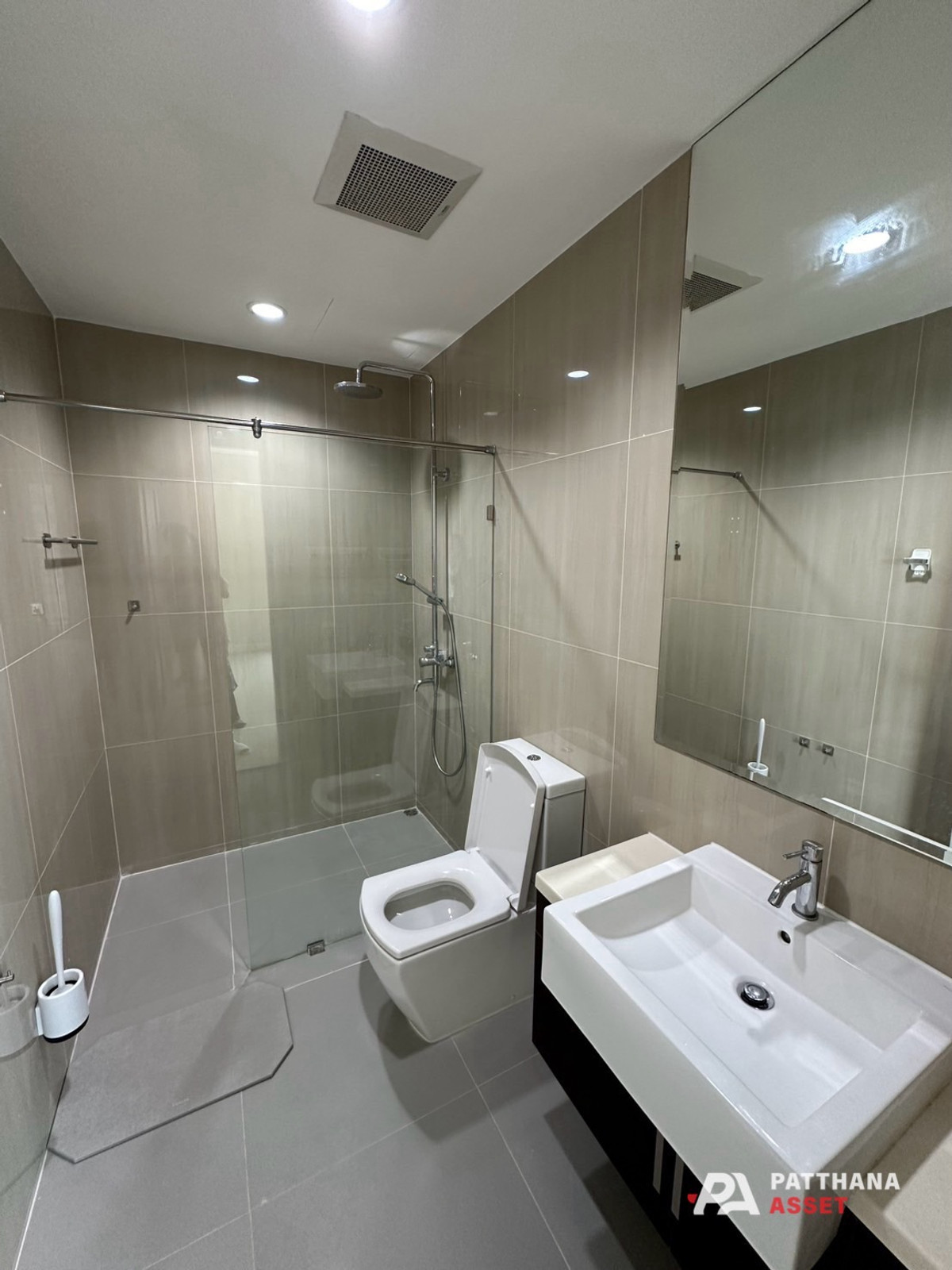 ขายคอนโดพระราม 9 เพชรบุรีตัดใหม่ RCA : ขาย 2ห้องนอน ใหม่ ไม่เคยอยู่ ทำเล อโศก เพชรบุรี ใกล้แหล่งออฟฟิศ โรงเรียน เดินทางสะดวกทั้ง MRT Airport-link และทางด่วน  