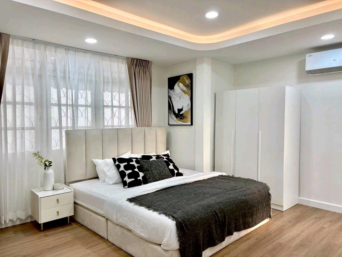 ให้เช่าบ้านรัชดา ห้วยขวาง : 🏡 Luxury Pool Villa ใจกลางรัชดา – บ้านเดี่ยวหรู 5 ห้องนอน พร้อมสระว่ายน้ำส่วนตัว ใกล้ MRT ห้วยขวาง