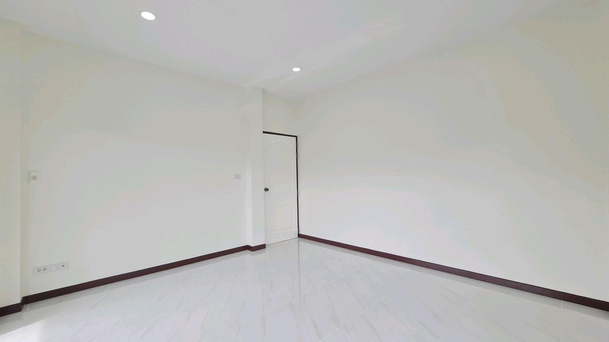 For SaleHouseNawamin, Ramindra : 2-story detached house, Phatthana Siri Village, along Khlong Song 18-20. Renovated and ready to move in. Near Fashion Island Department Store, The Promenade, Big C, Makro, Lotus, Safari World, Hathaimit Market, Minburi Market, convenient travel. Pink Line