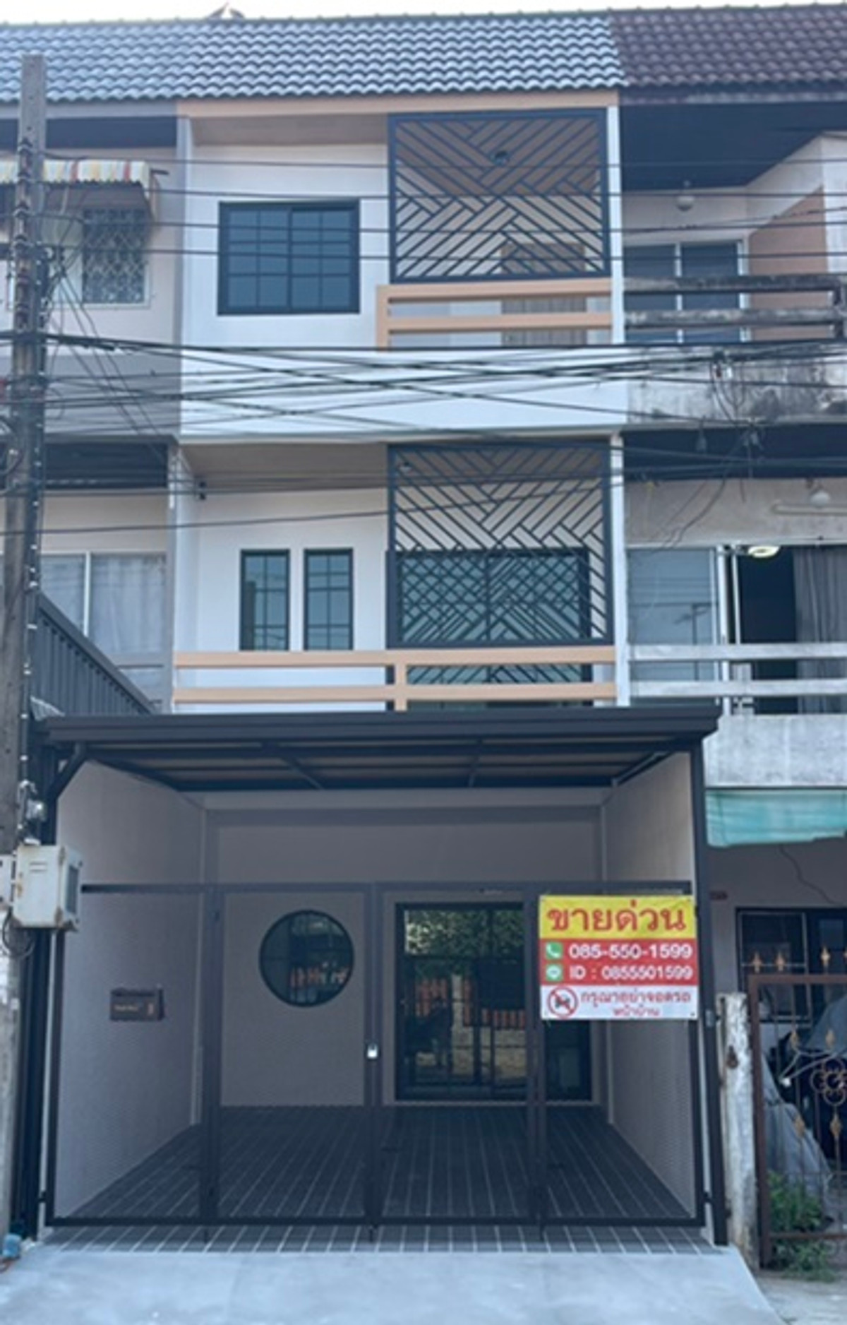 For SaleTownhomeMin Buri, Romklao : 3-story townhome for sale, Ramkhamhaeng 174, area 24.3 square meters, has 5 bedrooms, 3 bathrooms, 1 kitchen, has a terrace at the back, can park 1 car, newly renovated, price 3,790,000.-, free loan, if interested contact 085-550-1599.