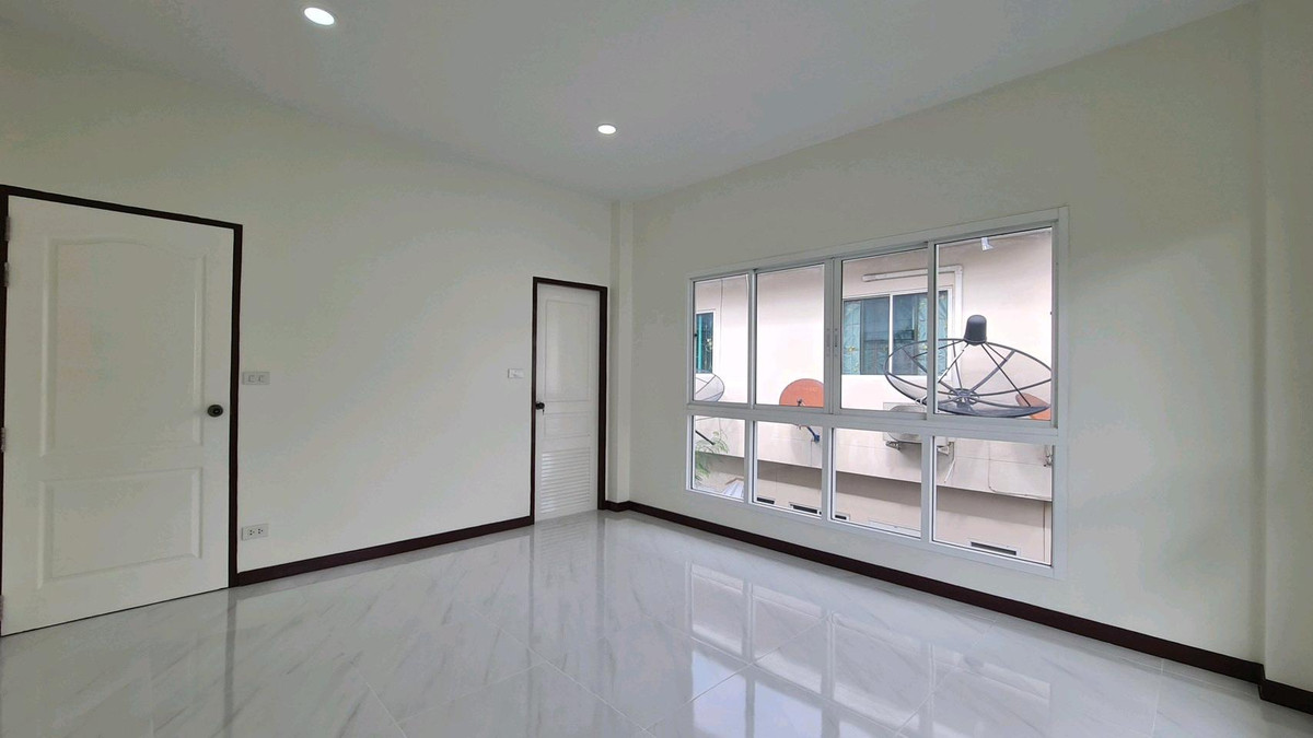 For SaleHouseNawamin, Ramindra : 2-story detached house, Phatthana Siri Village, along Khlong Song 18-20. Renovated and ready to move in. Near Fashion Island Department Store, The Promenade, Big C, Makro, Lotus, Safari World, Hathaimit Market, Minburi Market, convenient travel. Pink Line