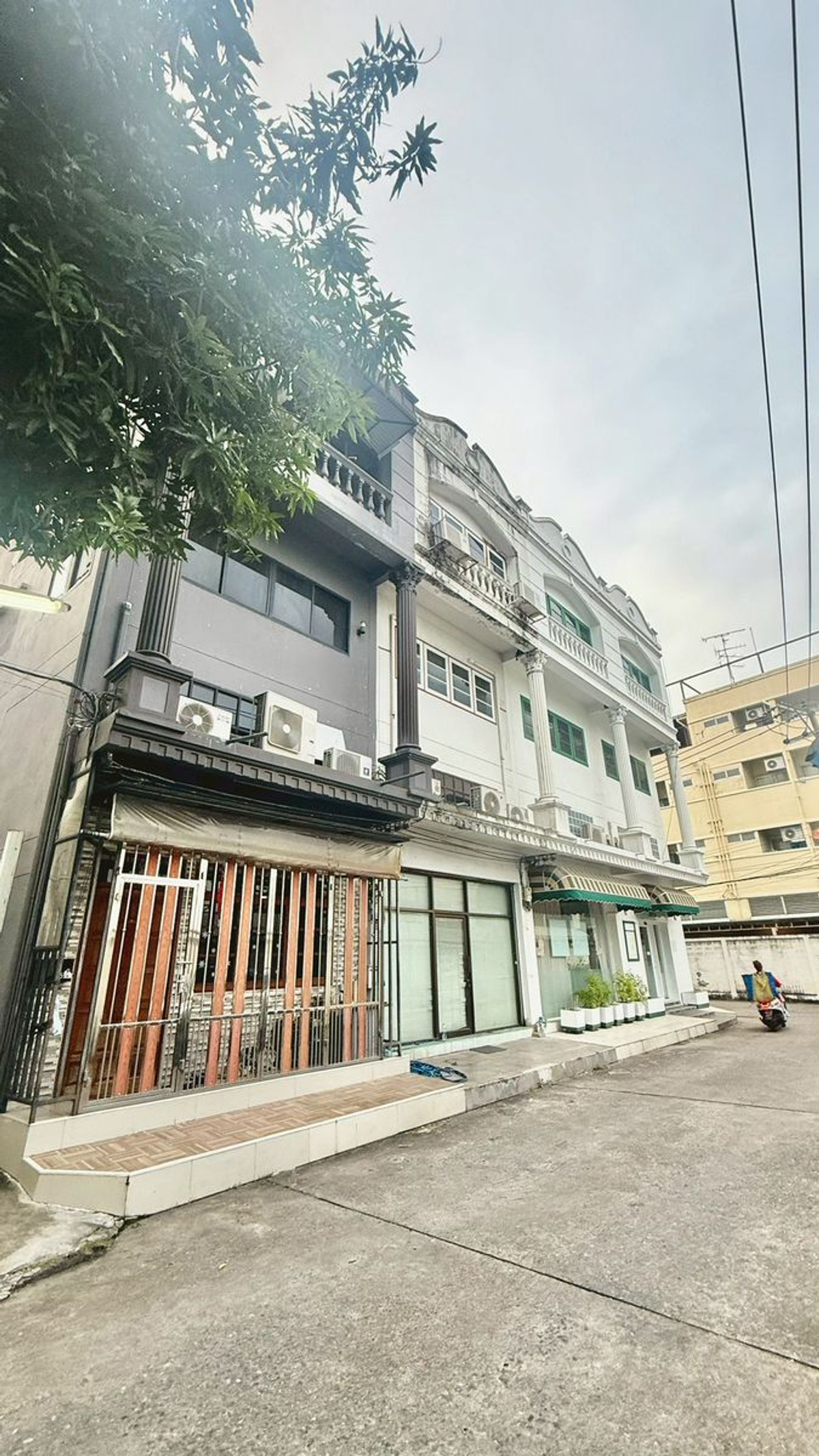 อาคารพาณิชย์วงเวียนใหญ่ เจริญนคร : ขายอาคารพาณิชย์ 4 ชั้น พร้อมชั้นลอย ย่านอรุณอมรินทร์ เหมาะสำหรับอยู่อาศัย ทำออฟฟิศ ร้านค้า หรือปล่อยเช่าเพื่อการลงทุน