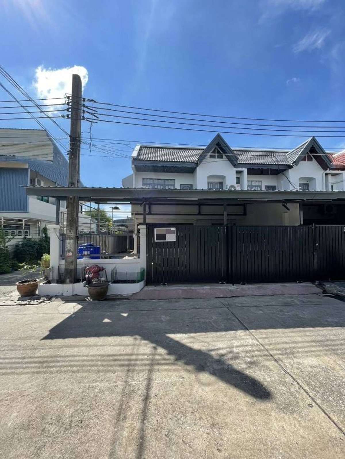 For RentTownhomeRatchadapisek, Huaikwang, Suttisan : 2-story townhome for rent, completely renovated. Pracharat Bamphen Road 26 Air conditioning, complete furniture There are 3 bedrooms, 2 bathrooms. Rental price 45,000 baht per month [Company registration possible]