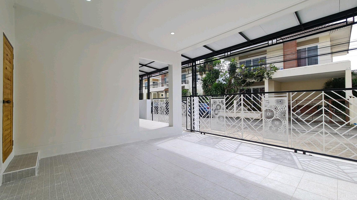 For SaleHouseNawamin, Ramindra : 2-story detached house, Phatthana Siri Village, along Khlong Song 18-20. Renovated and ready to move in. Near Fashion Island Department Store, The Promenade, Big C, Makro, Lotus, Safari World, Hathaimit Market, Minburi Market, convenient travel. Pink Line