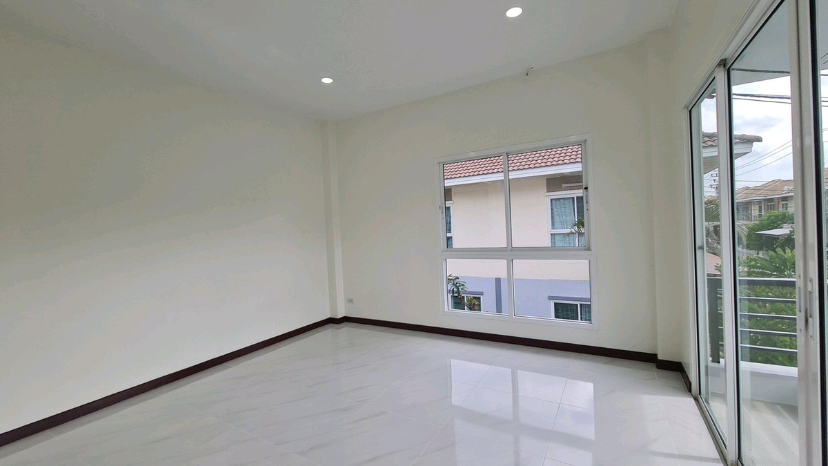 For SaleHouseNawamin, Ramindra : 2-story detached house, Phatthana Siri Village, along Khlong Song 18-20. Renovated and ready to move in. Near Fashion Island Department Store, The Promenade, Big C, Makro, Lotus, Safari World, Hathaimit Market, Minburi Market, convenient travel. Pink Line