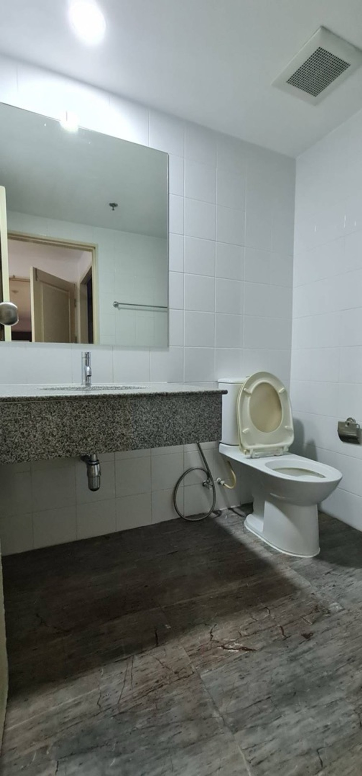 For SaleCondoWongwianyai, Charoennakor : 📢👇Sell with tenant til December 26
 Low-rise condo in the heart of Sathorn, prime location with a great price!Spacious room with full functions, ready to move in.Easy access to multiple routes — Sathorn Road, Silom Road, and Charoen Rat Road.