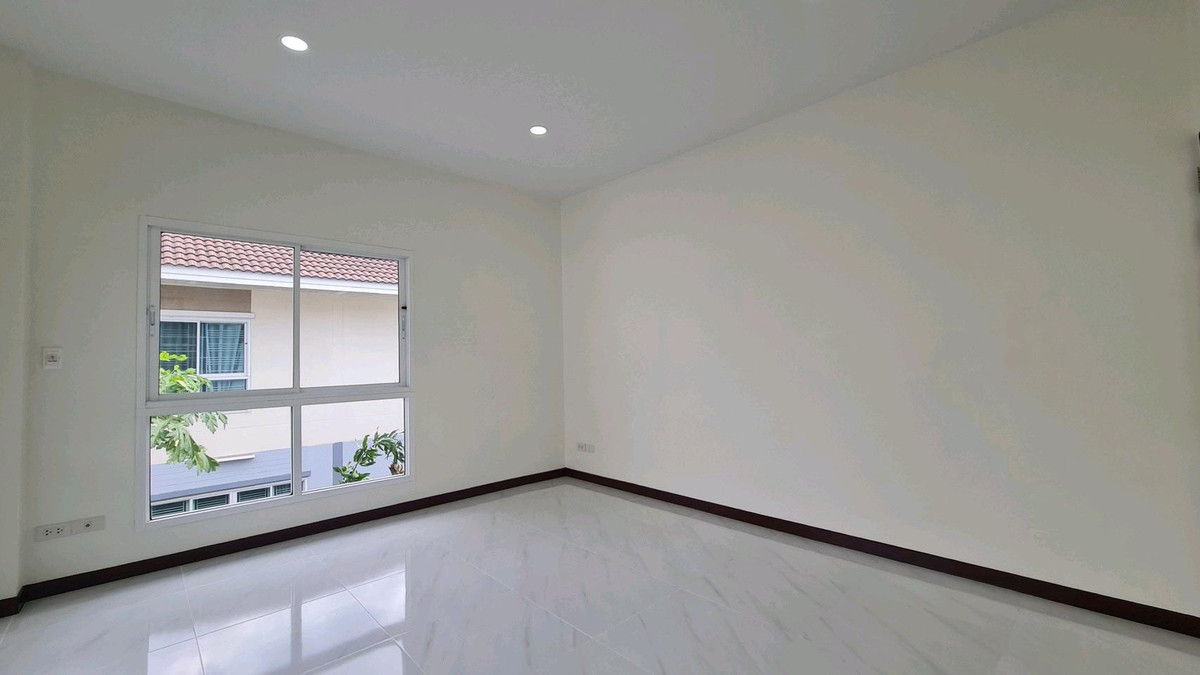 For SaleHouseNawamin, Ramindra : 2-story detached house, Phatthana Siri Village, along Khlong Song 18-20. Renovated and ready to move in. Near Fashion Island Department Store, The Promenade, Big C, Makro, Lotus, Safari World, Hathaimit Market, Minburi Market, convenient travel. Pink Line