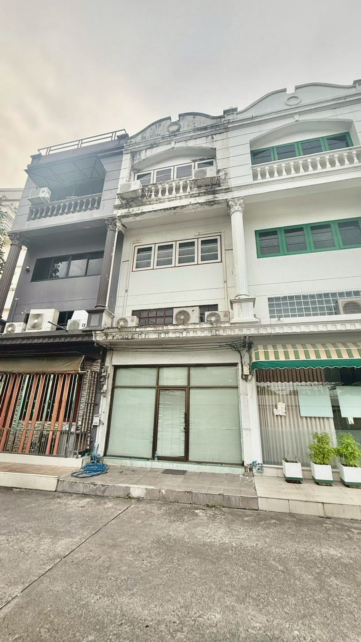 Shop HouseWongwianyai, Charoennakor : 4-story commercial building for sale with mezzanine in Arun Amarin area. Suitable for living, creating an office, shop or renting out for investment.