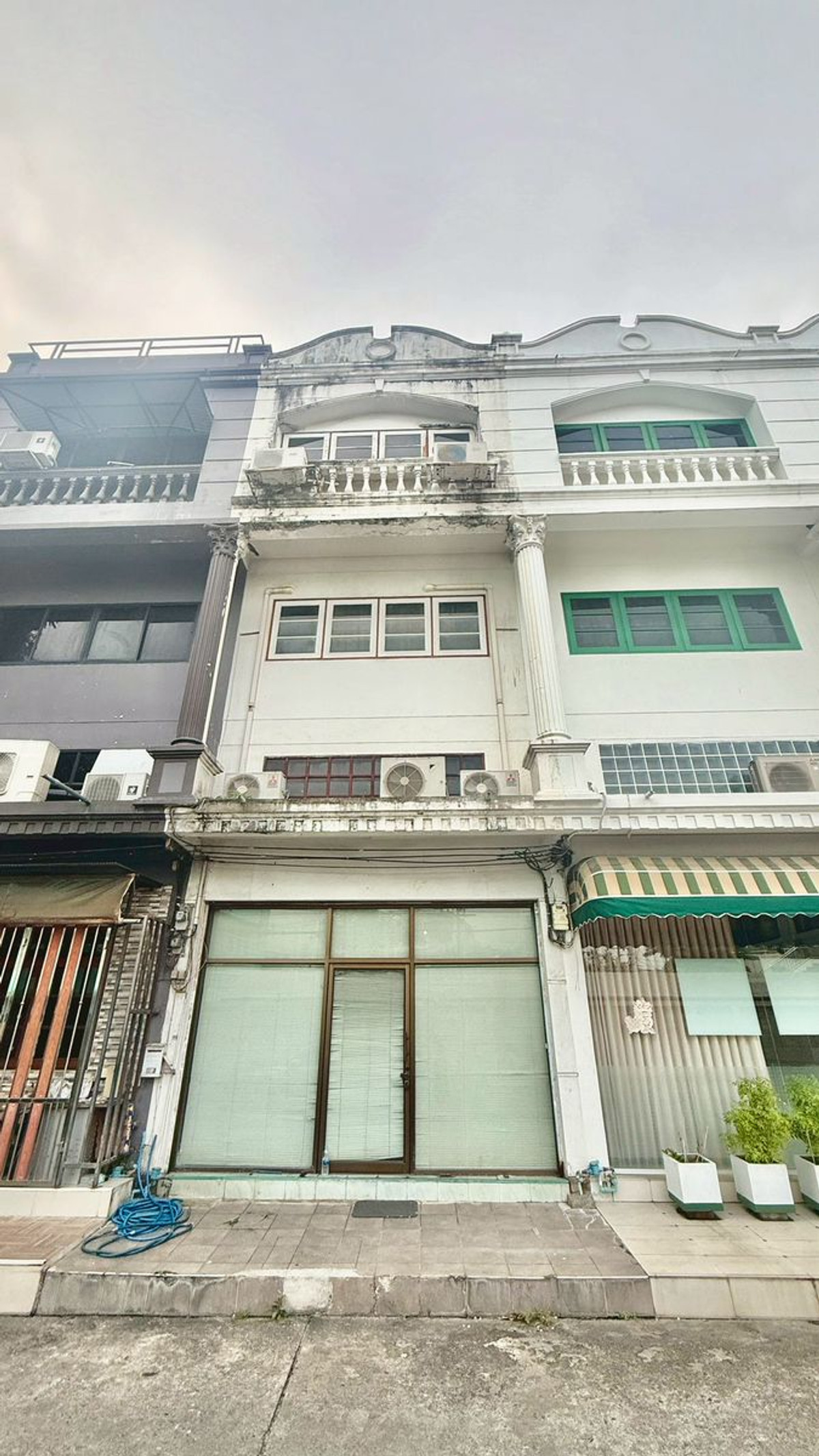 อาคารพาณิชย์วงเวียนใหญ่ เจริญนคร : ขายอาคารพาณิชย์ 4 ชั้น พร้อมชั้นลอย ย่านอรุณอมรินทร์ เหมาะสำหรับอยู่อาศัย ทำออฟฟิศ ร้านค้า หรือปล่อยเช่าเพื่อการลงทุน