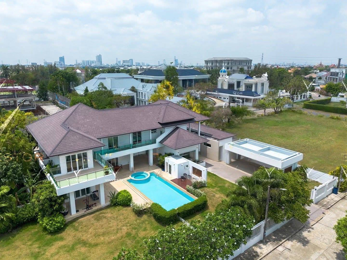 HouseSamut Prakan,Samrong : Located within the prestigious Windmill Golf Course — offering serene surroundings, privacy, and breathtaking golf views.