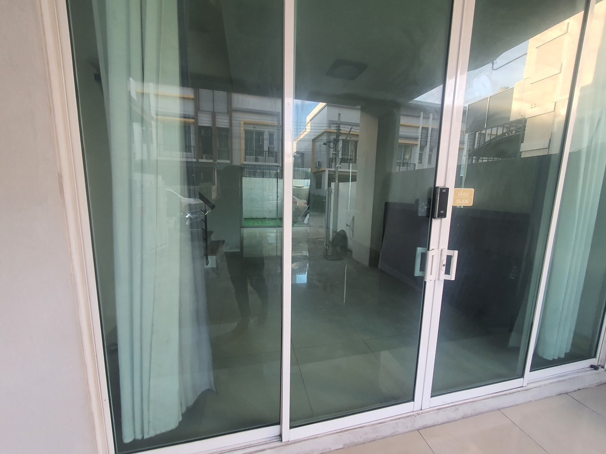 For SaleHome OfficeNawamin, Ramindra : For sale: 3-story home office, RK Park, Ramintra-Minburi. 3 bedrooms, 3 bathrooms, corner unit with garden access, 2-car parking, multiple parking spaces available for visitors. Located in front of the village, on Hathairat Rd