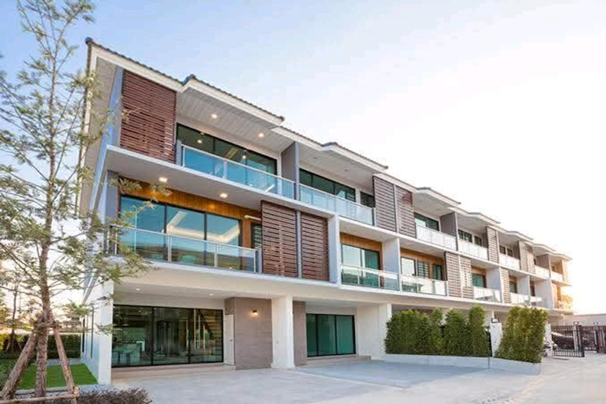 For RentTownhomeLadprao101, Happy Land, The Mall Bang Kapi : Beautiful 4 bedroom house in Lat Phrao area.
that shouldn't be missed Ready to move in today.