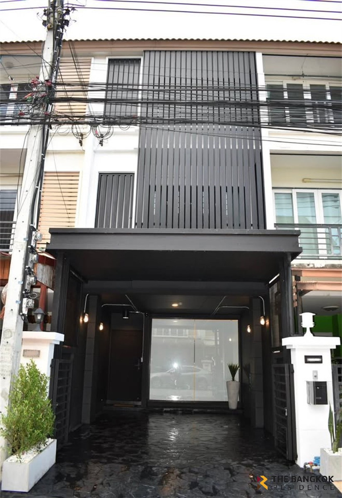 ขายทาวน์โฮมเลียบทางด่วนรามอินทรา : ขายด่วน! ทาวน์โฮม 3 ชั้น Casa City สุคนธสวัสดิ์ ตกแต่งสไตล์ Modern Loft