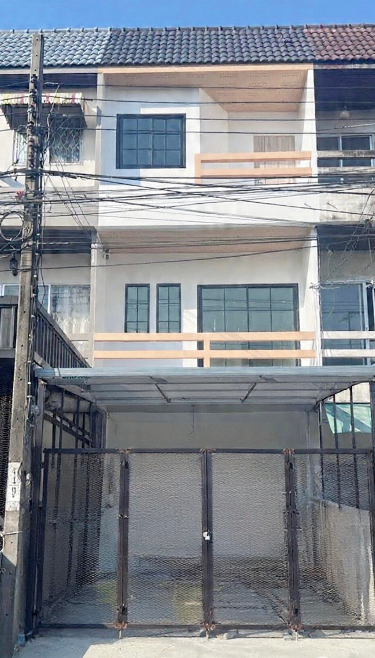 ขายทาวน์โฮมมีนบุรี-ร่มเกล้า : ขายทาวน์โฮม 3 ชั้น รามคำแหง 174 เนื้อที่  24.3 ตารางวา มี 5 ห้องนอน 3 ห้องน้ำ 1 ห้องครัว มีเทอเรสด้านหลัง จอดรถได้ 1 คัน รีโนเวทใหม่ ราคา 3,790,000.-  สินเชื่อฟรี  สนใจติดต่อ 085-550-1599