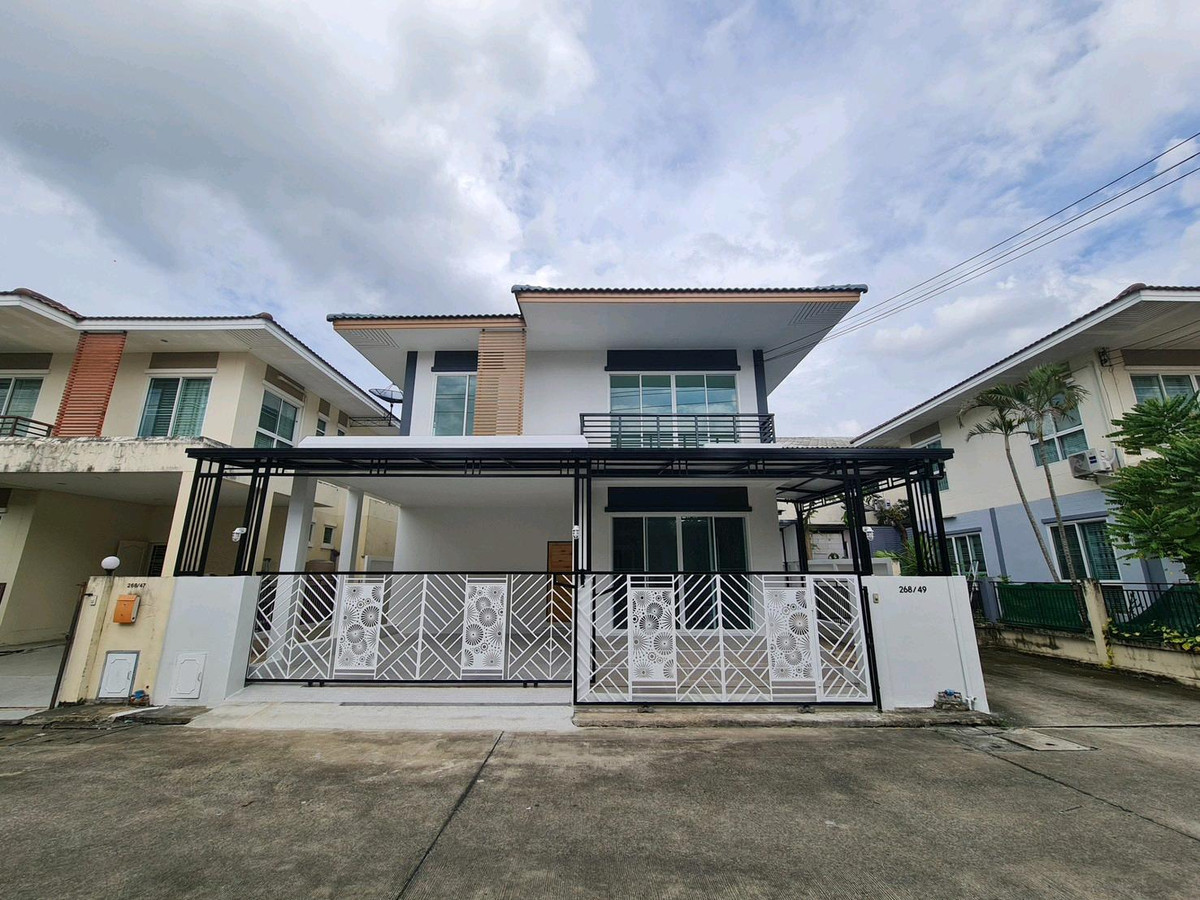 For SaleHouseNawamin, Ramindra : 2-story detached house, Phatthana Siri Village, along Khlong Song 18-20. Renovated and ready to move in. Near Fashion Island Department Store, The Promenade, Big C, Makro, Lotus, Safari World, Hathaimit Market, Minburi Market, convenient travel. Pink Line