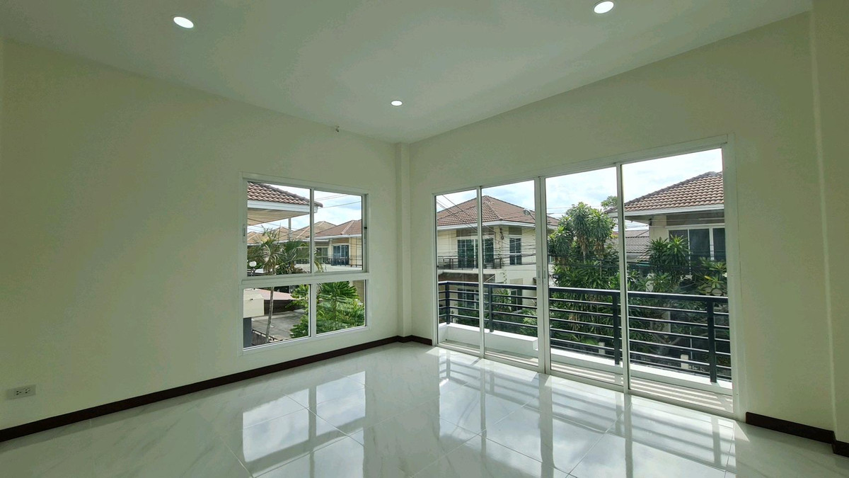 For SaleHouseNawamin, Ramindra : 2-story detached house, Phatthana Siri Village, along Khlong Song 18-20. Renovated and ready to move in. Near Fashion Island Department Store, The Promenade, Big C, Makro, Lotus, Safari World, Hathaimit Market, Minburi Market, convenient travel. Pink Line