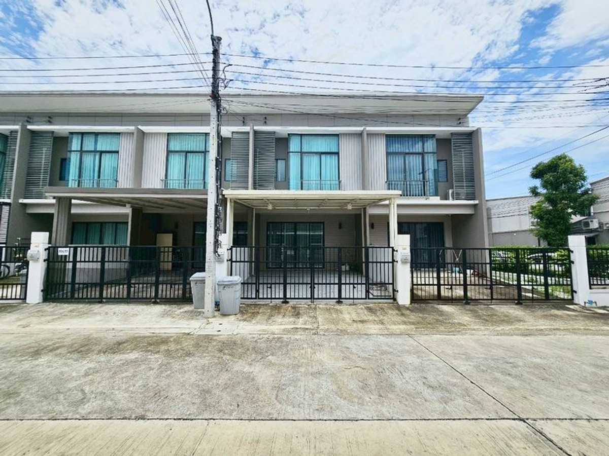 For RentTownhomeLadkrabang, Suwannaphum Airport : 2-story townhome for rent, PATIO Ladkrabang – Motorway project, townhome 3 bedrooms, 3 bathrooms, modern design. In a potential location in Lat Krabang, convenient travel, connected to the motorway. Bangkok–Chonburi Near Suvarnabhumi Airport and Mega Bang