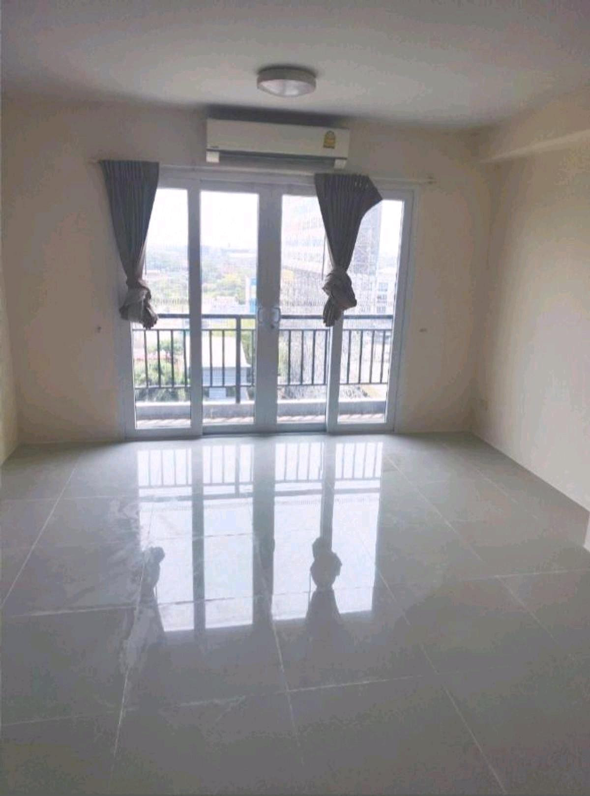 For SaleCondoLadkrabang, Suwannaphum Airport : Urgently selling at a loss, Condo Park Village On Nut, only 850000 baht.