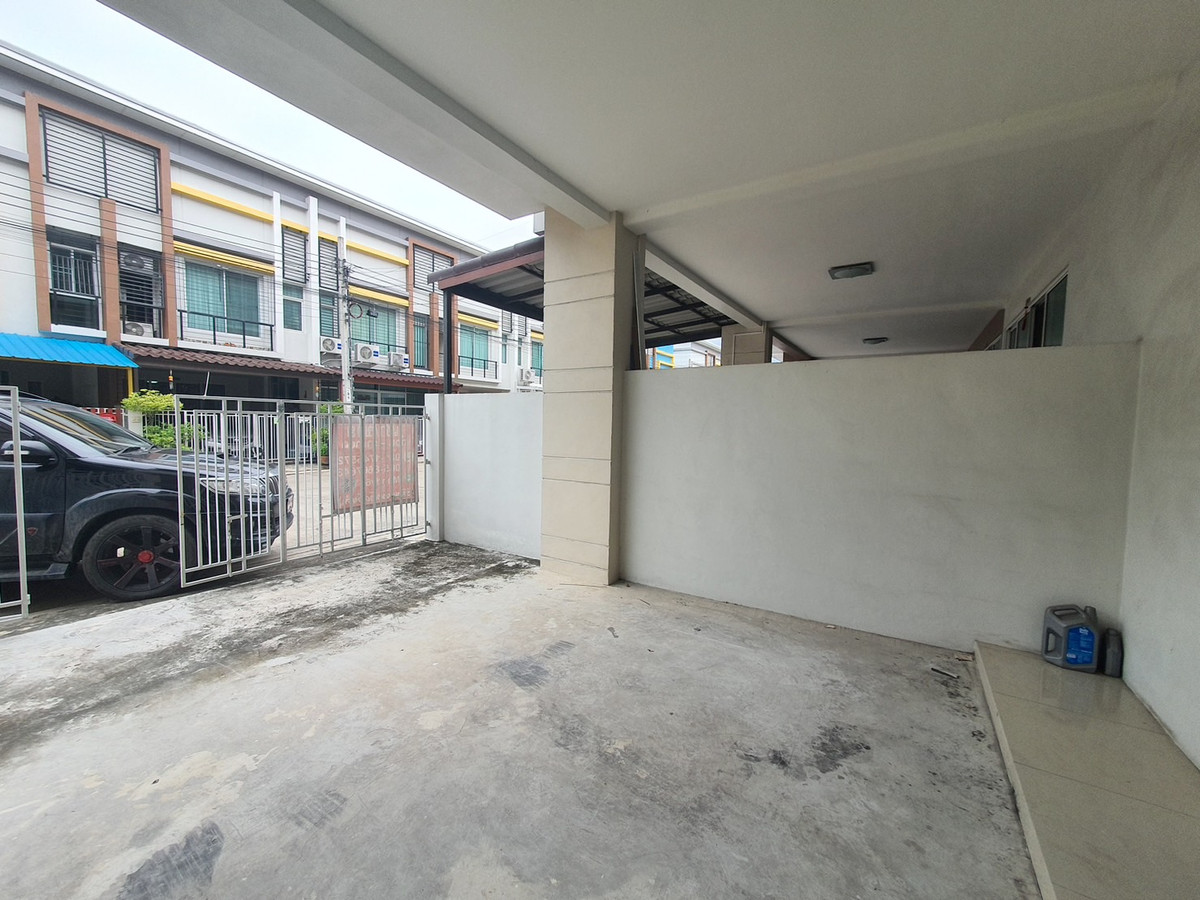 For SaleHome OfficeNawamin, Ramindra : For sale: 3-story home office, RK Park, Ramintra-Minburi. 3 bedrooms, 3 bathrooms, corner unit with garden access, 2-car parking, multiple parking spaces available for visitors. Located in front of the village, on Hathairat Rd