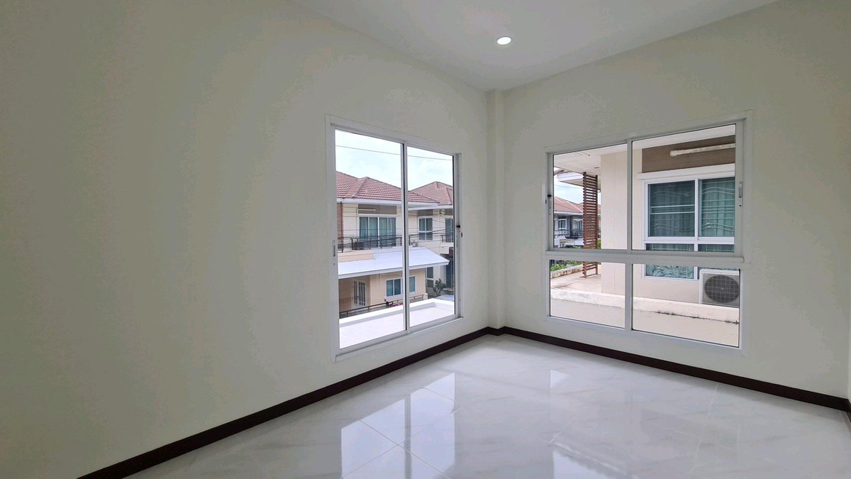 For SaleHouseNawamin, Ramindra : 2-story detached house, Phatthana Siri Village, along Khlong Song 18-20. Renovated and ready to move in. Near Fashion Island Department Store, The Promenade, Big C, Makro, Lotus, Safari World, Hathaimit Market, Minburi Market, convenient travel. Pink Line
