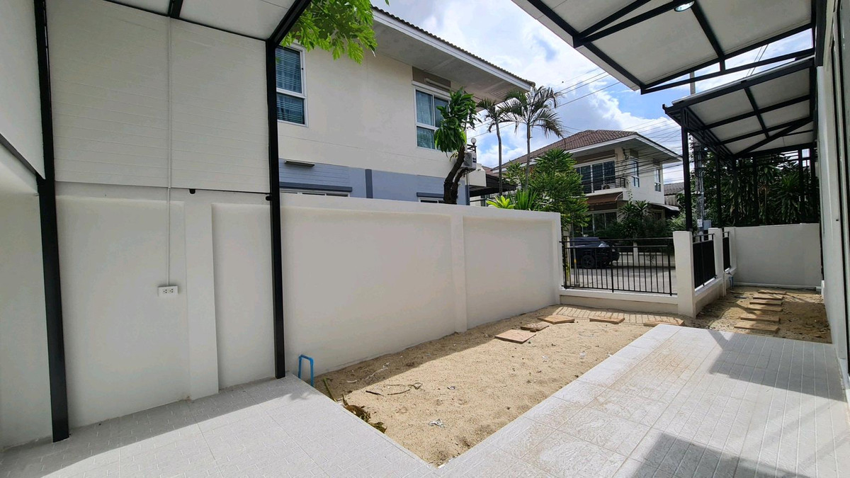 For SaleHouseNawamin, Ramindra : 2-story detached house, Phatthana Siri Village, along Khlong Song 18-20. Renovated and ready to move in. Near Fashion Island Department Store, The Promenade, Big C, Makro, Lotus, Safari World, Hathaimit Market, Minburi Market, convenient travel. Pink Line