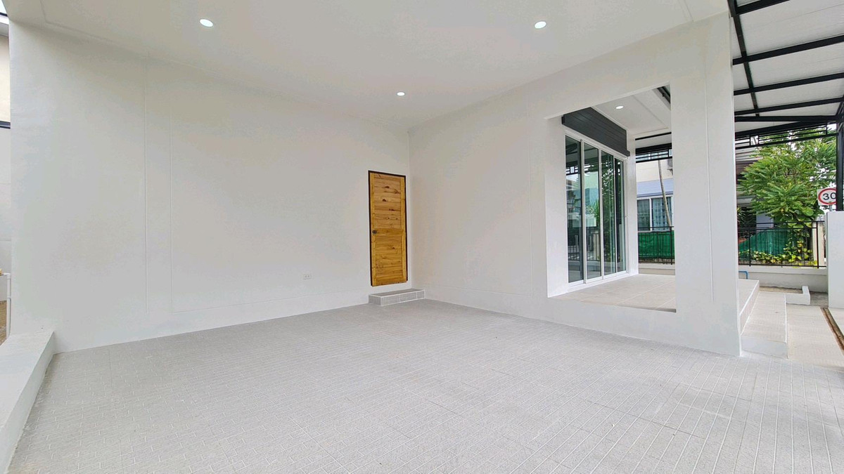 For SaleHouseNawamin, Ramindra : 2-story detached house, Phatthana Siri Village, along Khlong Song 18-20. Renovated and ready to move in. Near Fashion Island Department Store, The Promenade, Big C, Makro, Lotus, Safari World, Hathaimit Market, Minburi Market, convenient travel. Pink Line