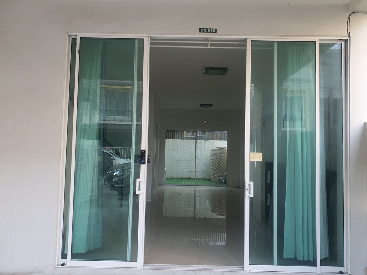 For SaleHome OfficeNawamin, Ramindra : For sale: 3-story home office, RK Park, Ramintra-Minburi. 3 bedrooms, 3 bathrooms, corner unit with garden access, 2-car parking, multiple parking spaces available for visitors. Located in front of the village, on Hathairat Rd