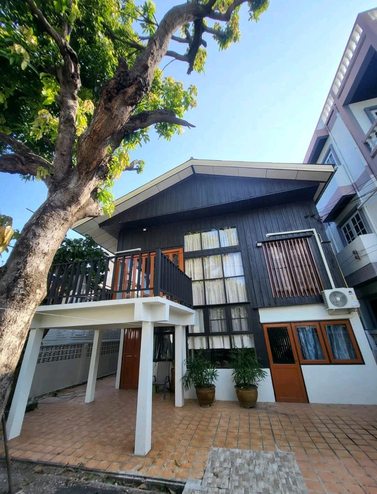 For RentHouseRatchadapisek, Huaikwang, Suttisan : 🎷🏡For rent✨️Classic Thai style house for rent /出租🎷🏡
