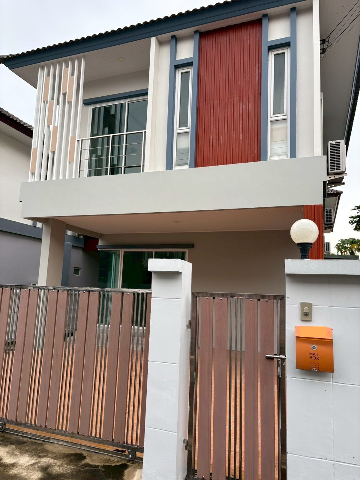 For RentBangna, Bearing, Lasalle : For rent: semi-detached house, detached house style Merit Grand Suvarnabhumi University, beautiful house, good condition, with furniture, price 18,650 baht.