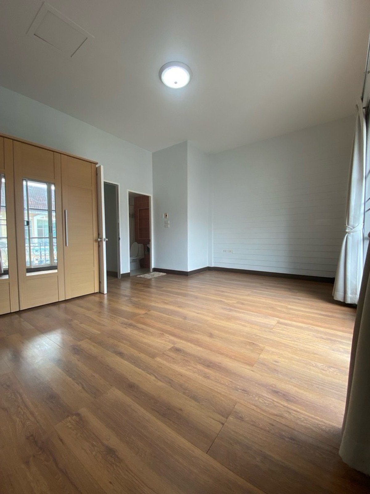 ขายทาวน์โฮมรัชดา ห้วยขวาง : ขายด่วน! Luxury Town Home3ชั้น แยกรัชดา ลาดพร้าว ใกล้สถานีรถไฟฟ้า เดินทางสะดวก 3นอน,4น้ำ ขาย10.9ลบ./ต่อรองได้