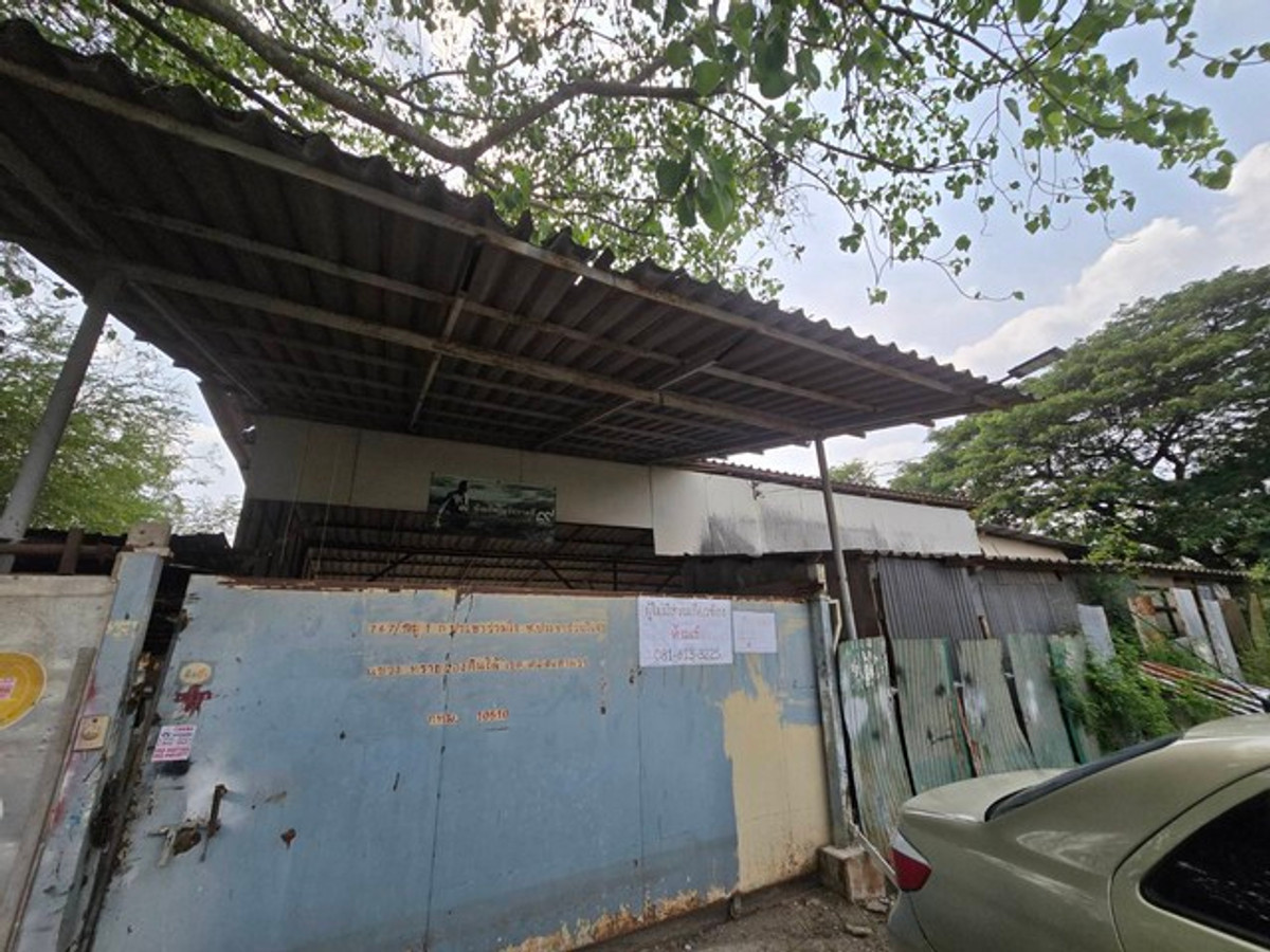 For rent or sale Empty land with + warehouse In Soi Pracha Ruamjai 67 Loading...