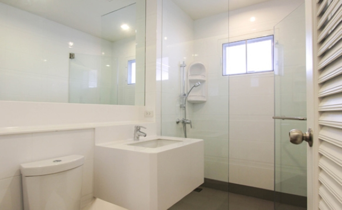 For RentHouseSamut Prakan,Samrong : 🔥HOT DEAL - Lakeside Villa 1 House for Rent