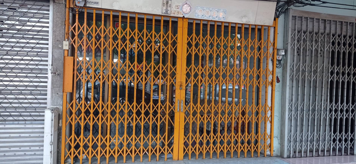 For RentShop HouseWongwianyai, Charoennakor : Shophouse for rent, 2-story commercial building, near Tha Din Daeng Market and community areas. You can do a restaurant delivery, stay at home or do an Airbnb business.